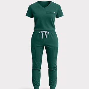 Amara Scrubs in Classic Green